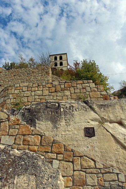 Уж 1000 лет, как приютился на меловой круче над Днестром