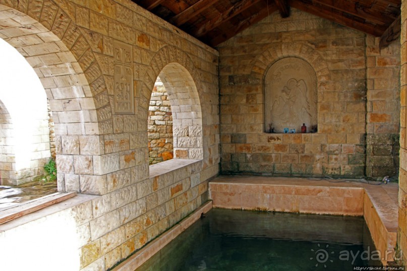 Уж 1000 лет, как приютился на меловой круче над Днестром