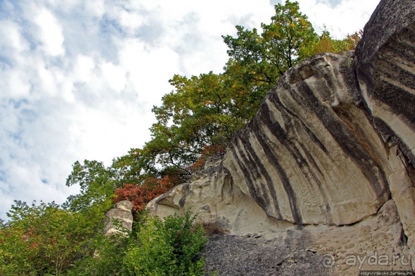 Уж 1000 лет, как приютился на меловой круче над Днестром