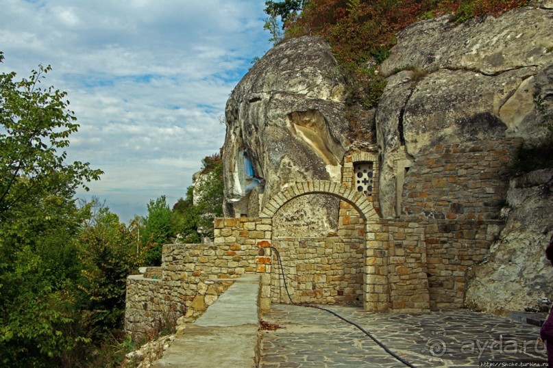 Уж 1000 лет, как приютился на меловой круче над Днестром