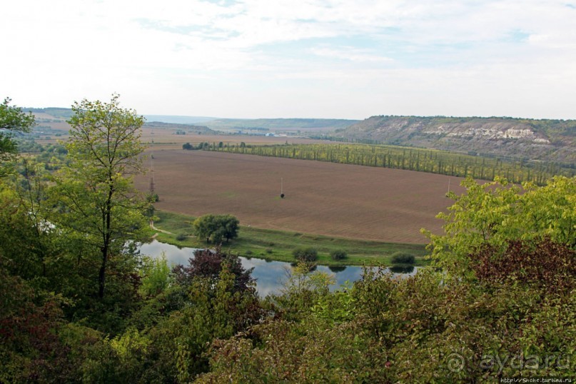 Уж 1000 лет, как приютился на меловой круче над Днестром