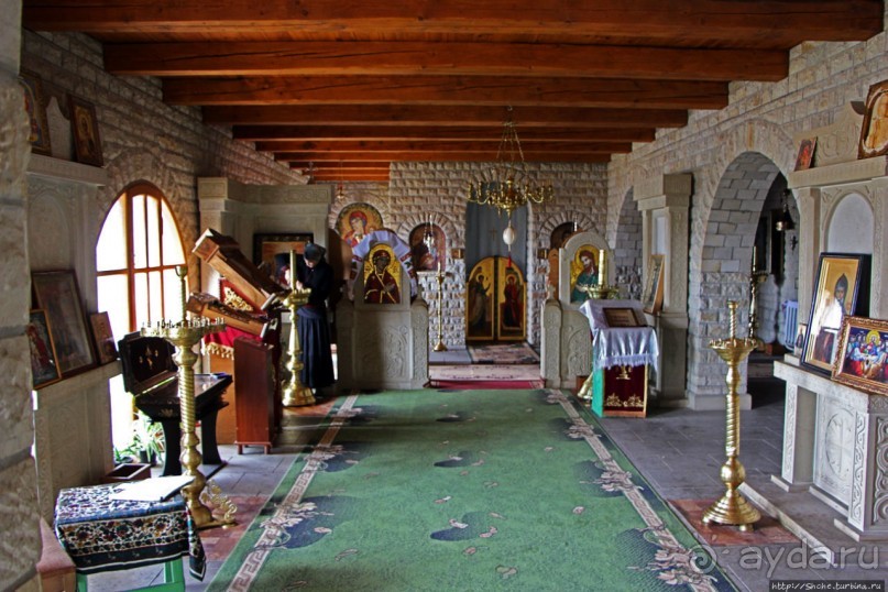 Уж 1000 лет, как приютился на меловой круче над Днестром