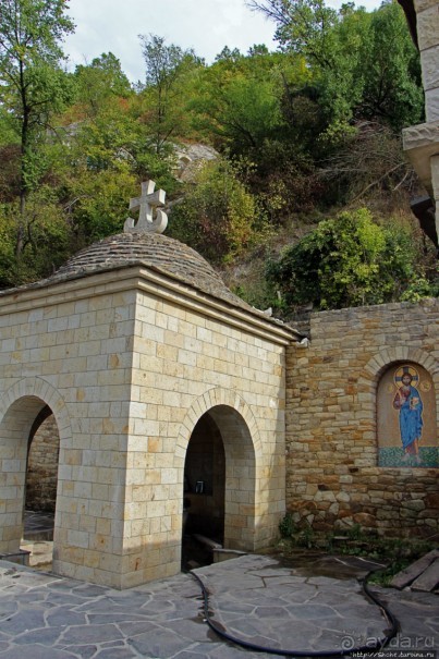 Уж 1000 лет, как приютился на меловой круче над Днестром