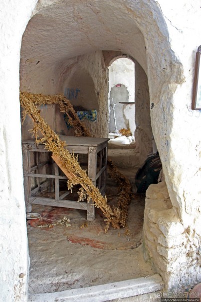 Уж 1000 лет, как приютился на меловой круче над Днестром