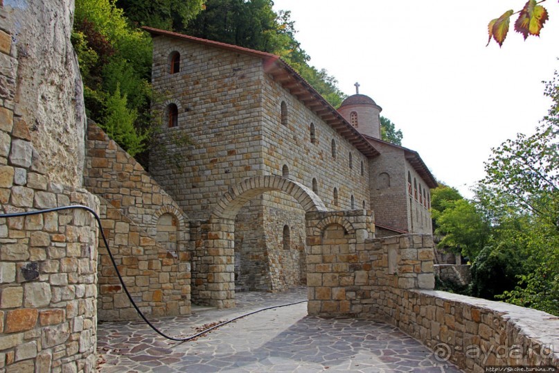 Уж 1000 лет, как приютился на меловой круче над Днестром