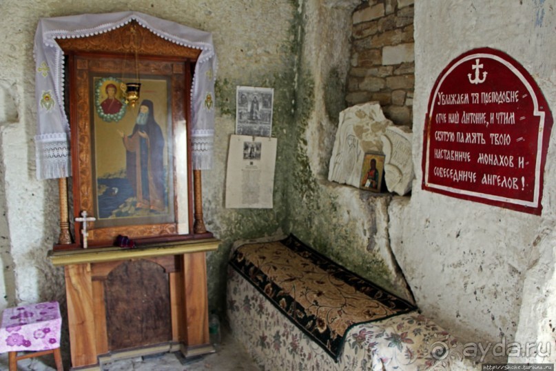 Уж 1000 лет, как приютился на меловой круче над Днестром