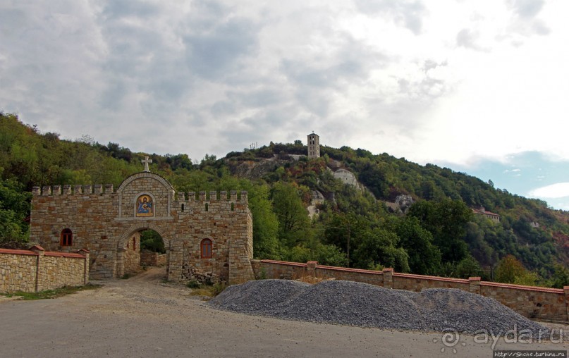 Уж 1000 лет, как приютился на меловой круче над Днестром