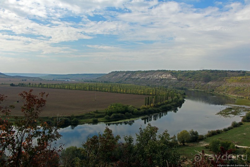 Уж 1000 лет, как приютился на меловой круче над Днестром