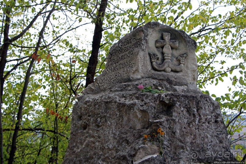 Уж 1000 лет, как приютился на меловой круче над Днестром