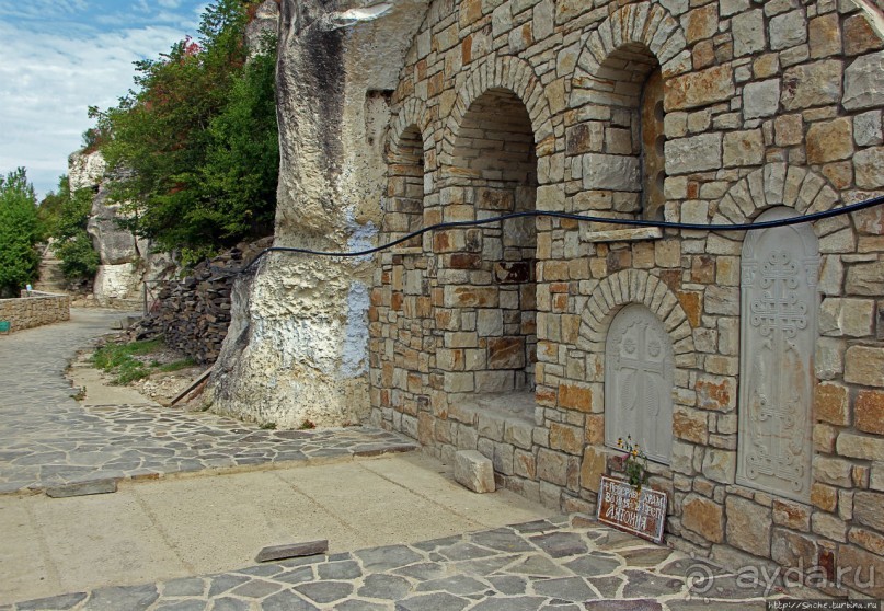 Уж 1000 лет, как приютился на меловой круче над Днестром