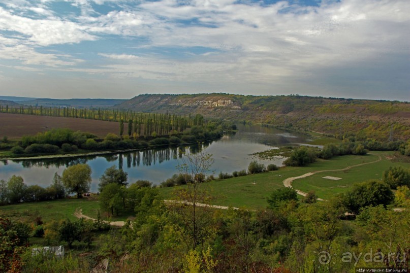 Уж 1000 лет, как приютился на меловой круче над Днестром