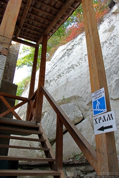 Уж 1000 лет, как приютился на меловой круче над Днестром