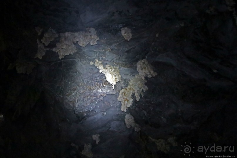 Полые скалы Вьетнама: золотые потолки пещеры Tu Lan