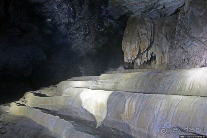 Полые скалы Вьетнама: золотые потолки пещеры Tu Lan