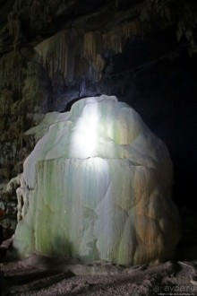 Полые скалы Вьетнама: золотые потолки пещеры Tu Lan