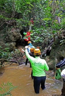 Полые скалы Вьетнама: золотые потолки пещеры Tu Lan