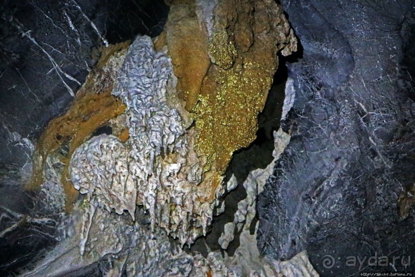 Полые скалы Вьетнама: золотые потолки пещеры Tu Lan