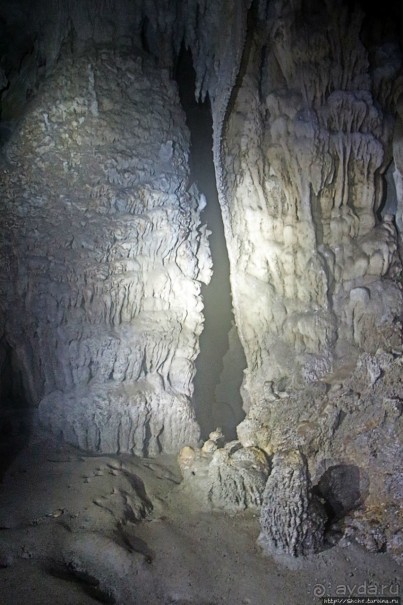 Полые скалы Вьетнама: золотые потолки пещеры Tu Lan