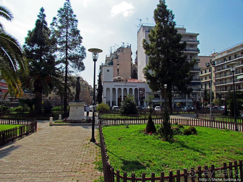 Весь Пирей — от узких улочек до широких проспектов