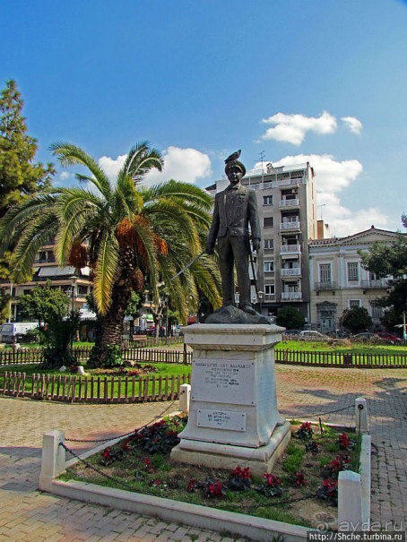 Весь Пирей — от узких улочек до широких проспектов