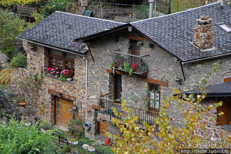 Уединенный андоррский городок в ущелье речушки Riu d'Os 