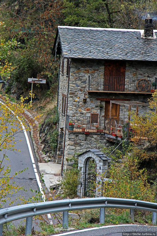 Уединенный андоррский городок в ущелье речушки Riu d'Os 