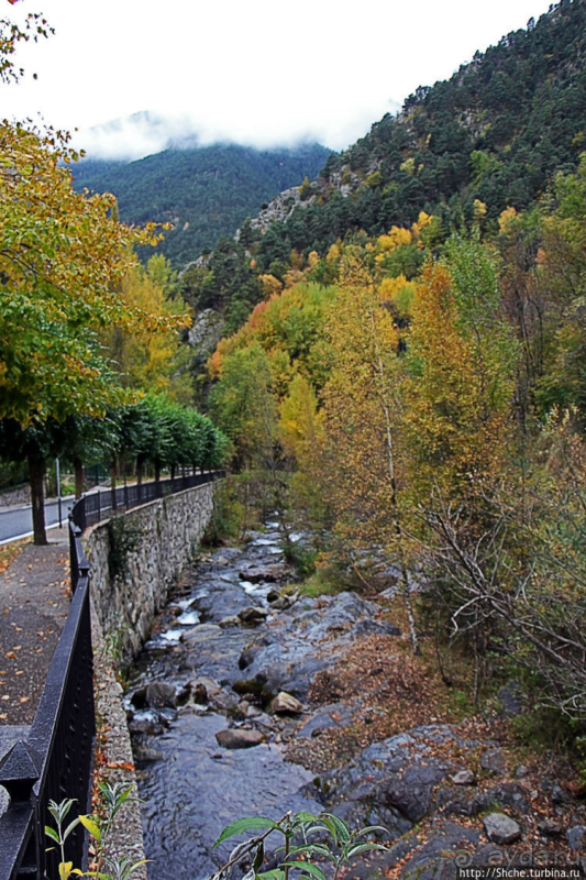 Уединенный андоррский городок в ущелье речушки Riu d'Os 