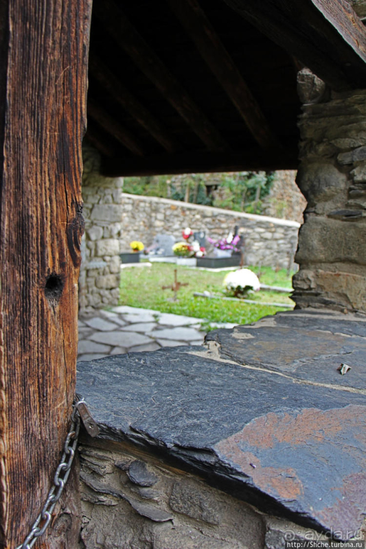 Уединенный андоррский городок в ущелье речушки Riu d'Os 