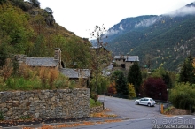 Уединенный андоррский городок в ущелье речушки Riu d'Os 