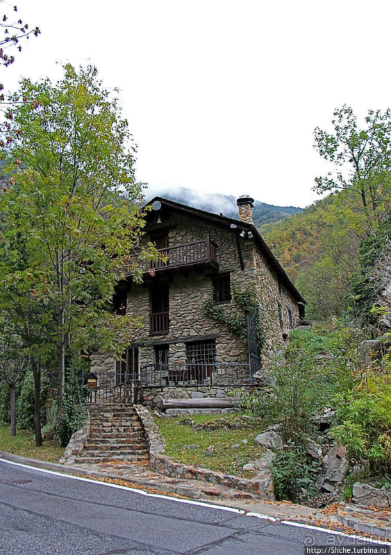 Уединенный андоррский городок в ущелье речушки Riu d'Os 