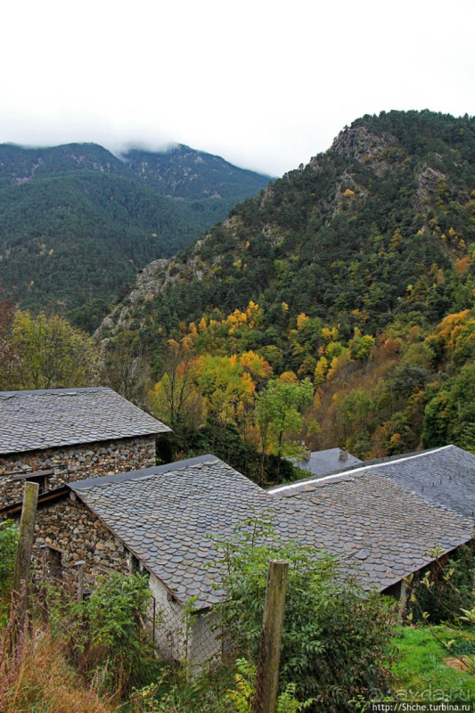Уединенный андоррский городок в ущелье речушки Riu d'Os 