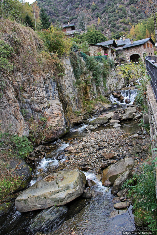 Уединенный андоррский городок в ущелье речушки Riu d'Os 