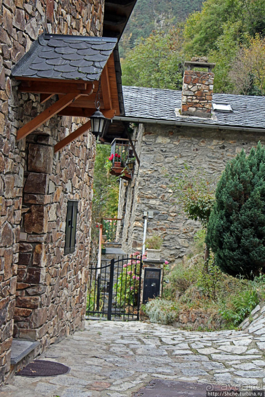 Уединенный андоррский городок в ущелье речушки Riu d'Os 