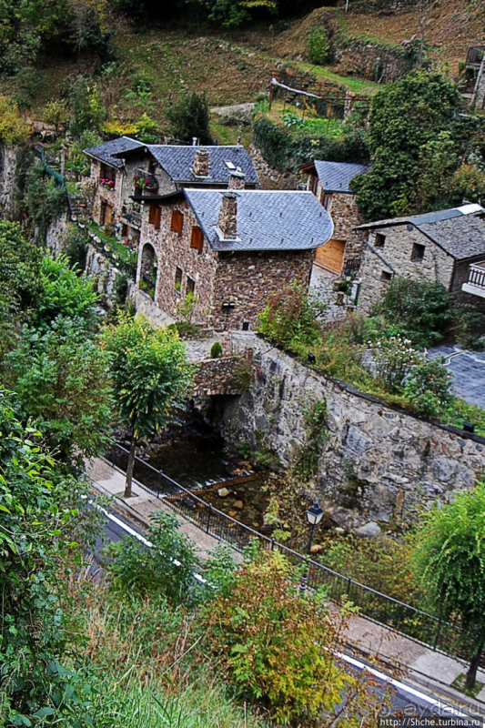 Уединенный андоррский городок в ущелье речушки Riu d'Os 