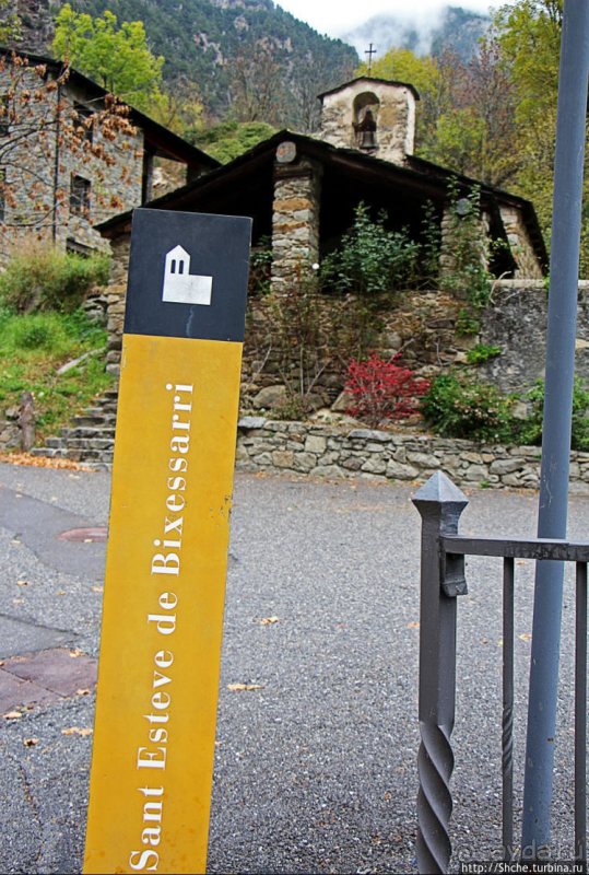 Уединенный андоррский городок в ущелье речушки Riu d'Os 