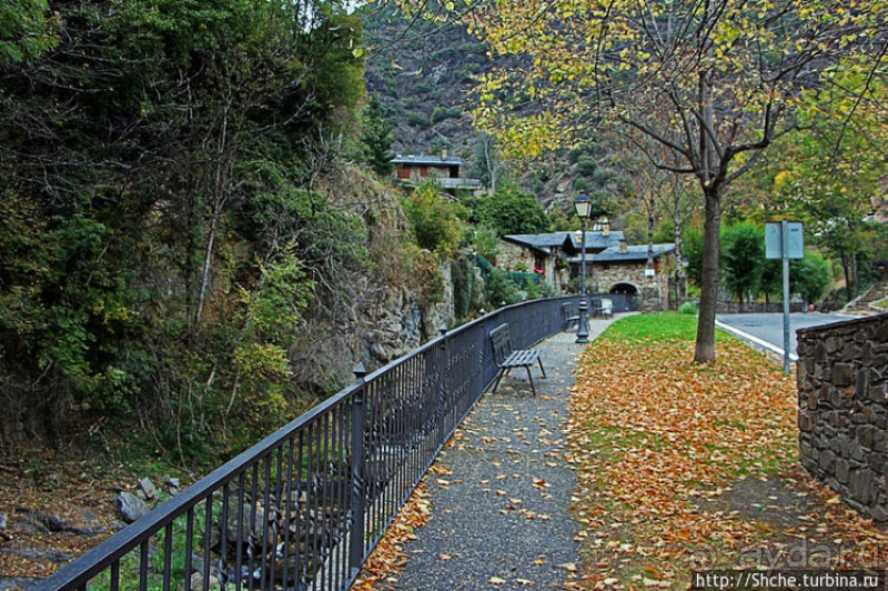 Уединенный андоррский городок в ущелье речушки Riu d'Os 