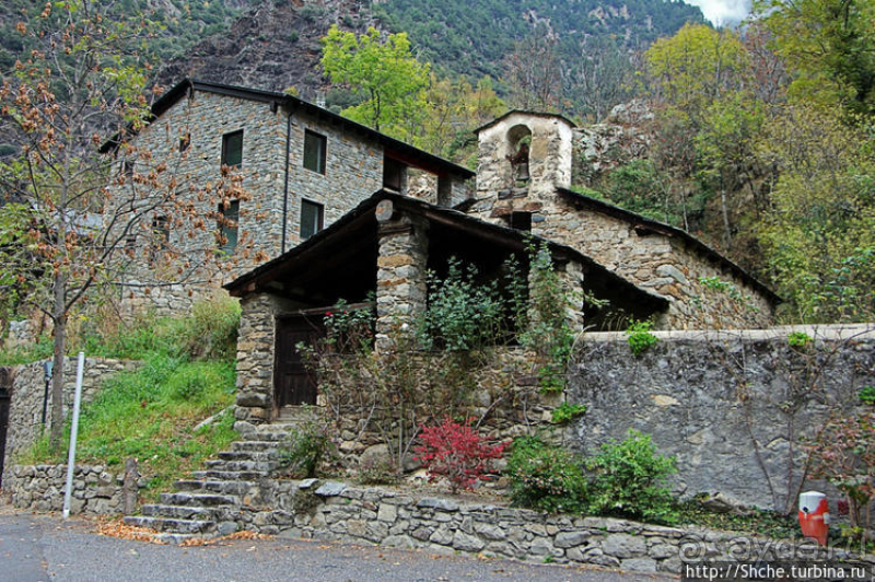 Уединенный андоррский городок в ущелье речушки Riu d'Os 