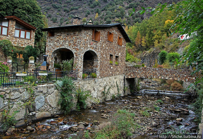 Уединенный андоррский городок в ущелье речушки Riu d'Os 