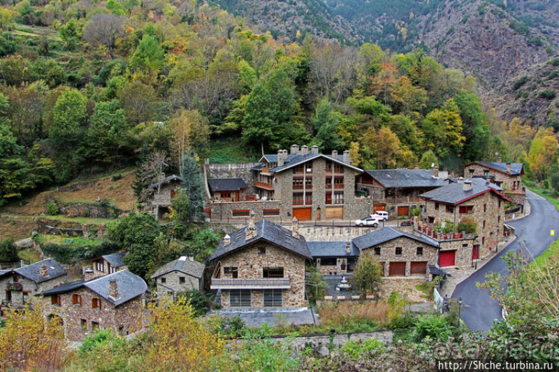 Уединенный андоррский городок в ущелье речушки Riu d'Os 