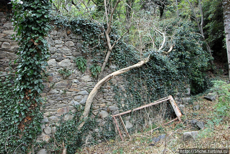 Уединенный андоррский городок в ущелье речушки Riu d'Os 