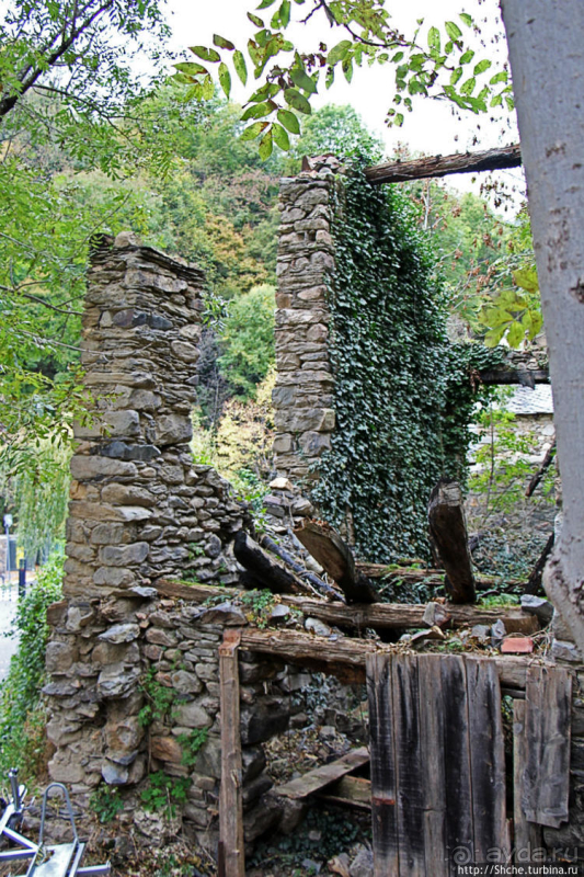 Уединенный андоррский городок в ущелье речушки Riu d'Os 