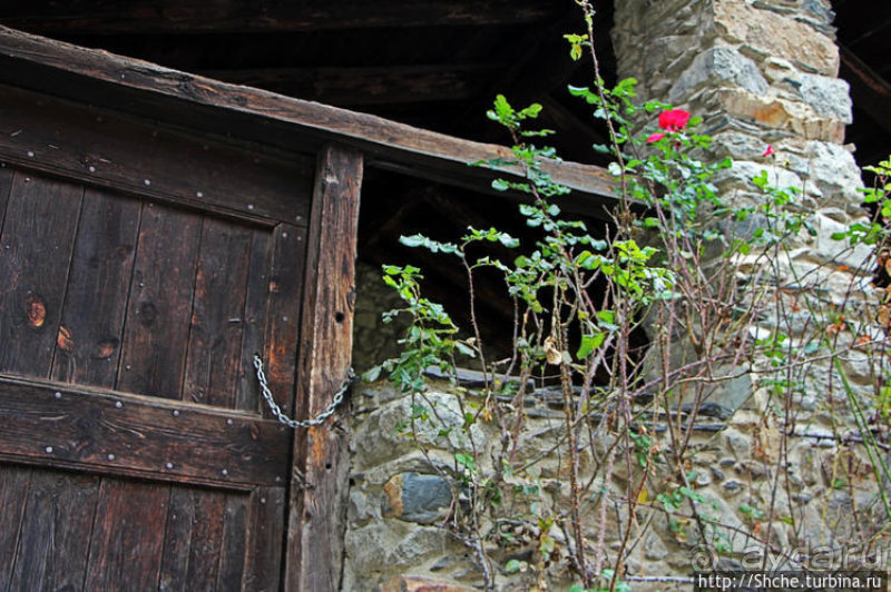 Уединенный андоррский городок в ущелье речушки Riu d'Os 