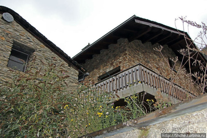 Уединенный андоррский городок в ущелье речушки Riu d'Os 