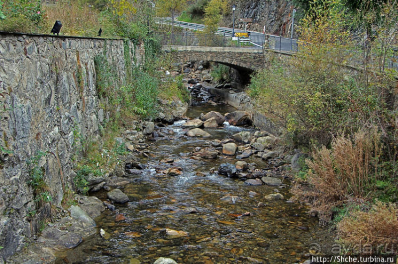 Уединенный андоррский городок в ущелье речушки Riu d'Os 