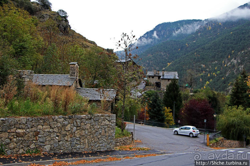 Уединенный андоррский городок в ущелье речушки Riu d'Os 