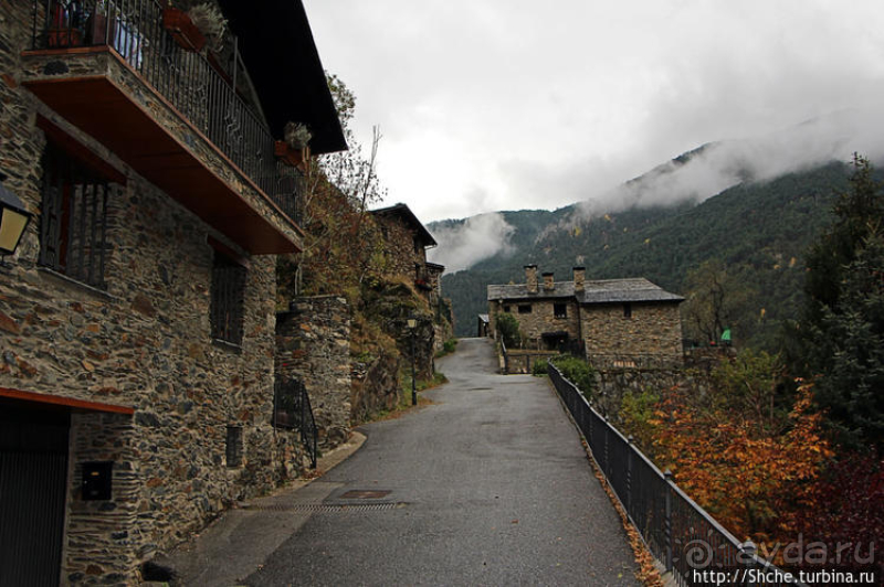 Уединенный андоррский городок в ущелье речушки Riu d'Os 