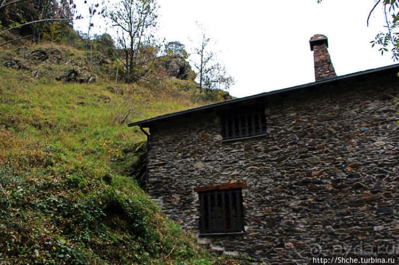 Уединенный андоррский городок в ущелье речушки Riu d'Os 