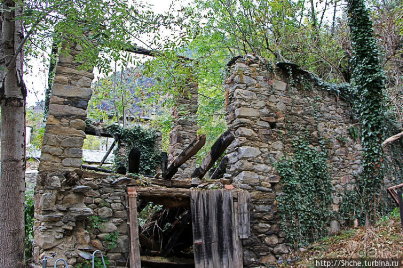 Уединенный андоррский городок в ущелье речушки Riu d'Os 