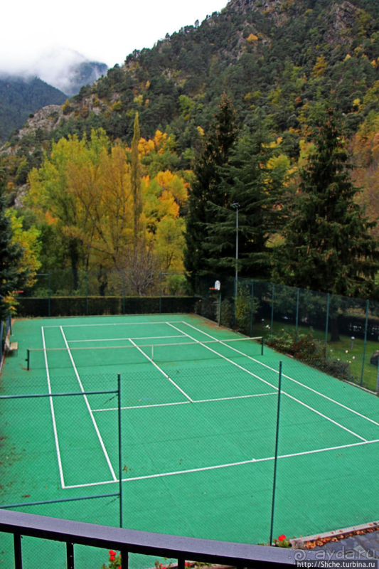 Уединенный андоррский городок в ущелье речушки Riu d'Os 