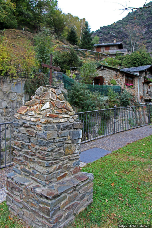 Уединенный андоррский городок в ущелье речушки Riu d'Os 